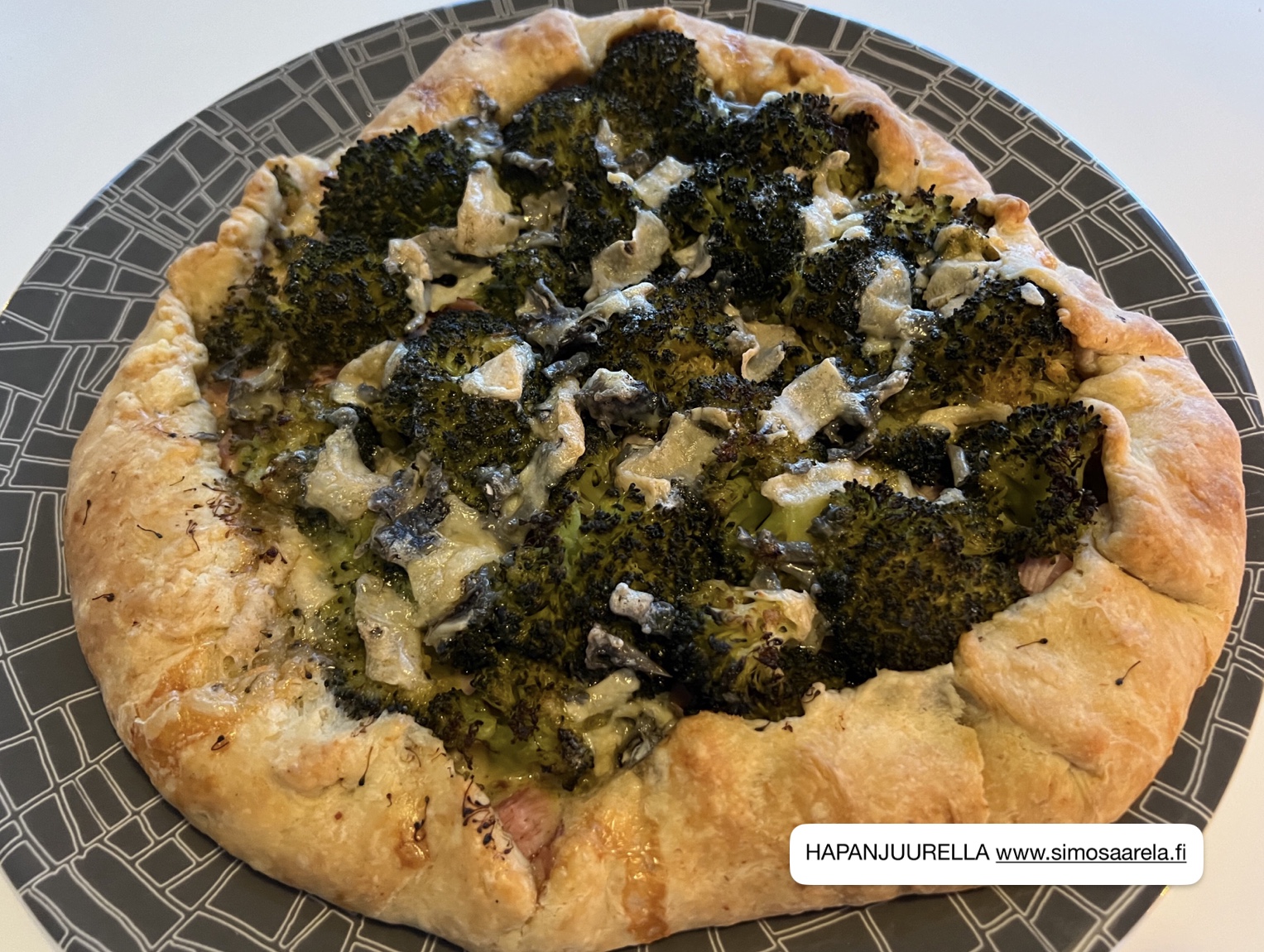 Parsakaali-kinkku-homejuusto -galette